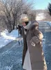 Korator damski Coats Wersja Koreańska kurtka średniej długości 2023 Biała kaczka Big Futro kołnierz zagęszczony na kolanach zimą