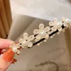 ヘアアクセサリーキッズガールズのための白い真珠の花のヘアバンド
