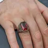 Cluster Rings Fashion Trend Vintage Red Emerald Stone Ring For Women Men smycken Tillbehör Jubileum Present Mänskhet