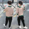 Set di abbigliamento 2023 primavera Autunno Manica lunga Ragazzi Tuta Lettere casuali Abbigliamento per bambini Maglione + Pantaloni 2 pezzi Completo per bambini 3-14 anni J231020