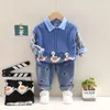 Kläderuppsättningar 2023 Autumn Children Boy 3pcs kläder Set Duck tröja Vest Plaid långärmad skjorta broderi jeans spädbarn baby flicka kostym j231020