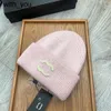 Designer New Eanie Luxury Beanie Knitwear Alphabet Winter Warmth Versatile Beanie Sticked Hat Letter Hat Christmas Gift Hat 7 Färger Mycket kvinnor Mens Sticked Hat