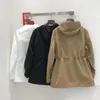 Trench da donna 2023 Giacca a vento con cappuccio con coulisse in vita a quattro tasche Nero Bianco Cappotto da donna di alta qualità