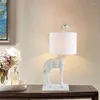 Bordslampor designer djur lampa harts giraff guld/vit dekorativ skrivbord ljus vardagsrum sängen sovrum söt