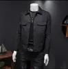 春の男性の性格黒いデシンジャージャケットデザイナー男性用ラペルプリントジャケットボタンポケットウィンドブレイカーボーイマントップスオスのコートアウトウェア