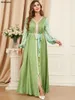 ملابس عرقية أنيقة الفستان المسلم Maxi للنساء المنعشات النعناع الأخضر الصيف Abaya Golden Ribbon v الرقبة طويلة الأكمام Jalabiya