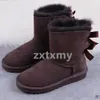 Tasman Slipper Australia Damenstiefel, klassischer Ultra-Mini-Knöchel-Kurzstiefel, halbkniehoher Stiefel, australischer Pelz, Winter-Schneestiefel, kastanienrosa Plateaustiefel mit Fliege