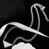 Collana a triangolo superiore Lettera da donna a forma di cuore con diamante pieno in smalto bianco e nero Internet Celebrity Stessa catena per maglione