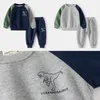 Kläduppsättningar Kid Boy Sport Kläder Set Dinosaur Print Kontrast Stitching Hoodie och Sweatpants Two-Piece Suit Children Cotton Casual Clothes 231020