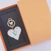 Designer Brand Keychain Key Chain Men Luxury Heart Shaped Car Keyring Women Bee Buckle Keychains Handmade Leather Bags Pendant Accessories