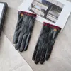 Designer-Damen-Lederhandschuhe, klassischer Buchstabe, schwarzer Schaffell-Fäustling, Winter-Plüsch-Touchscreen-Handschuhe, winddichte warme Ski-Handschuhe