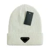 Designer Beanie Hat Temperament Versatile Beanie Sticked Hat Warm Letter Triangle Design Hat Christmas Gift Hat Hög kvalitet