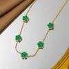 Chokers rostfritt stålblommahalsband med 18k guldpläterad lyxdesign Kvinnor Grön röd vit svart hänge klöver smycken 231020