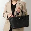 Sac de créateur de luxe sac à bandoulière asymétrique Simple et à la mode pour femmes avec un sac à main en peau de vache de couche supérieure