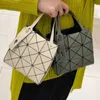 2023 Sanzhai September Geometrischer Diamant-Checker Kleines Kasten-Dreieck Helles Gesicht Metall DamenEine Schulterhandtasche