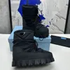 Designers clássicos mulher luxo gabardine après botas de esqui 1u007n moda quente botas de neve com cordão de metal esmaltado triângulo bota de chuva de sola grossa