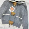 Designer de luxe enfants Cardigan à capuche mode bébé pull tricoté taille 100-160 CM poupée tricotée bouton décoration bébé veste Aug16