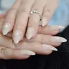 Unhas falsas bege natural médio estilete francês unhas douradas linha de sorriso projetada dicas de manicure