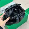 Bolsa respirável legal nuvem bolsa de couro macio bolsa feminina ombro único crossbody bolinho atitude