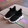 Flache Schuhe Größe 21 30 LED Kinder Leuchtender Schuh Baby Leuchtende Turnschuhe Jungen Beleuchtung Laufende Kinder Atmungsaktive Mesh Sneaker 231019