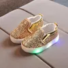 Chaussures plates Enfants brillant chaussures décontractées mode LED allumer des baskets pour filles garçons paillettes enfants semelle souple anti-dérapant conseil 231019