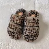 Chinelos 2023 lã mop outono e inverno de fundo plano leopardo quente sapatos femininos design de marca sapato moda tamanho grande 35-40