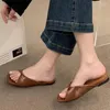 Tofflor utomhus avslappnade lägenheter enkla läder kvinnor sandaler elegant fyrkantig tå 2023 sommar sandalias twist dekorera sapato