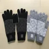 Nya stickade handskar klassisk designer Autumn Solid Color European och American Letter Par Mittens Winter Fashion Five Finger Glove Black Grey 03