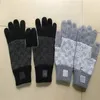 Nouveaux gants tricotés Designer classique Couleur unie Lettre européenne et américaine Couple Mitaines Mode d'hiver Gant à cinq doigts Noir en gros