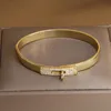 Diseño de brazalete, pulseras abiertas con cerradura única para mujer, joyería de marca de moda, brazaletes delicados 231019