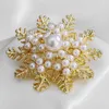 Broches de noël en forme de flocon de neige, épingle à revers de luxe exquise pour femmes et hommes, décor de vêtements de joyeux noël, bijoux cadeaux à la mode