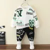 Zestawy odzieży Baby Boys Letter Printed Sweter Zestaw Zestaw jesiennych dzieci z kapturem z kapturem topy wierzcha spodni 2pcs stroje dla dzieci garnitur J231020