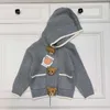 Diseñador de lujo para niños Cárdigan con capucha moda bebé Suéter de punto Tamaño 100-160 CM Muñeca de punto botón decoración chaqueta de bebé Aug16