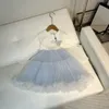Lüks Tasarımcı Bebek Takipleri Sonbahar Kızlar Elbiseler Setleri Boyut 110150 cm 2pcs Gradyan Yuvarlak Boyun Örgü Hırka ve Patchwork Dantel Elbise Aug1
