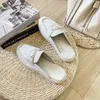 Designer Womandress Loafers Triangle Shoes Luxurys Casual Shoes Espadrilles Glossy Ladies Flat Beach tofflor Fisherman Sandals Dress Shoes