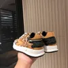 Varumärkesskor för pojkar flickor klassiska khaki rutiga tryck barn sneakers storlek 26-35 snörning baby casual skor inklusive box aug30