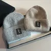 Frau Mützen Designer Y Strickmütze Luxus Teddy Beanie Damen Wollmütze Flauschige Winter Warme Schädelkappen Marke Beliebte Motorhaube 2 Farben