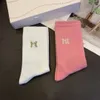Calcetines agrupados Otoño e Invierno Nuevos calcetines de algodón con letras de Color puro tendencia de moda Ins calcetines de tubo medio alto