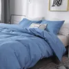 Sängkläder sätter fast täcke med kudde.