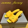 Chinelos de couro nappa acolchoados macios slides verão 6,5 cm sandálias de salto stiletto sapatos deslizamento em triângulo logotipo flats sandália para mulheres designer de luxo 35-42