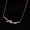 V Gold Material Charm Knot Shape Pendant Necklace With Diamond eller No For Women Engagement Jewelry Gift Have Stamp Velet Bag PS4013210T