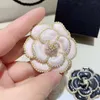 Broches de perlas y flores de camelia de ensueño clásicos de la moda para damas, insignias favoritas, alfileres de ropa, accesorios en países europeos y americanos