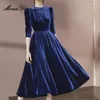 Lässige Kleider MoaaYina Herbstmode Designer Marineblau Vintage Samtkleid Damen O-Ausschnitt Dreiviertelärmel Hohe Taille Slim Midi