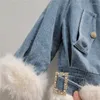 Trench da donna Cappotto di jeans in pelliccia bianca europea Donna 2023 Giacca invernale patchwork in lana artificiale con risvolto grande trapuntata Parka caldo