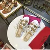 Pantoufles Femmes 2023 Été Designer Sandales Plates Marque Rivet Chaussures Gladiateur Confortable Peep To Casual Dames