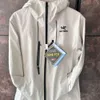 Arcterxy Designer Overcoat 독창적 인 품질 남성용 하드 쉘 바람 방풍 및 방수 커플 야외 등산 브랜드 재킷 코트