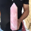 Cirka 700 g naturlig klar rosa kristallkvarts obelisk kristallpunkt läkning310y