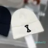 Cappello lavorato a maglia con patta in cashmere ricamato Autunno e inverno Cappello di lana retrò giovanile semplice caldo antivento di alta qualità