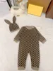 Ny bodysuit för nyfödda högkvalitativa baby crawling kostym storlek 66-100 dubbel bokstaven jacquard jumpsuit och kaninhatt okt15