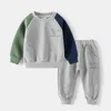 Kläduppsättningar Kid Boy Sport Kläder Set Dinosaur Print Kontrast Stitching Hoodie och Sweatpants Two-Piece Suit Children Cotton Casual Clothes 231020